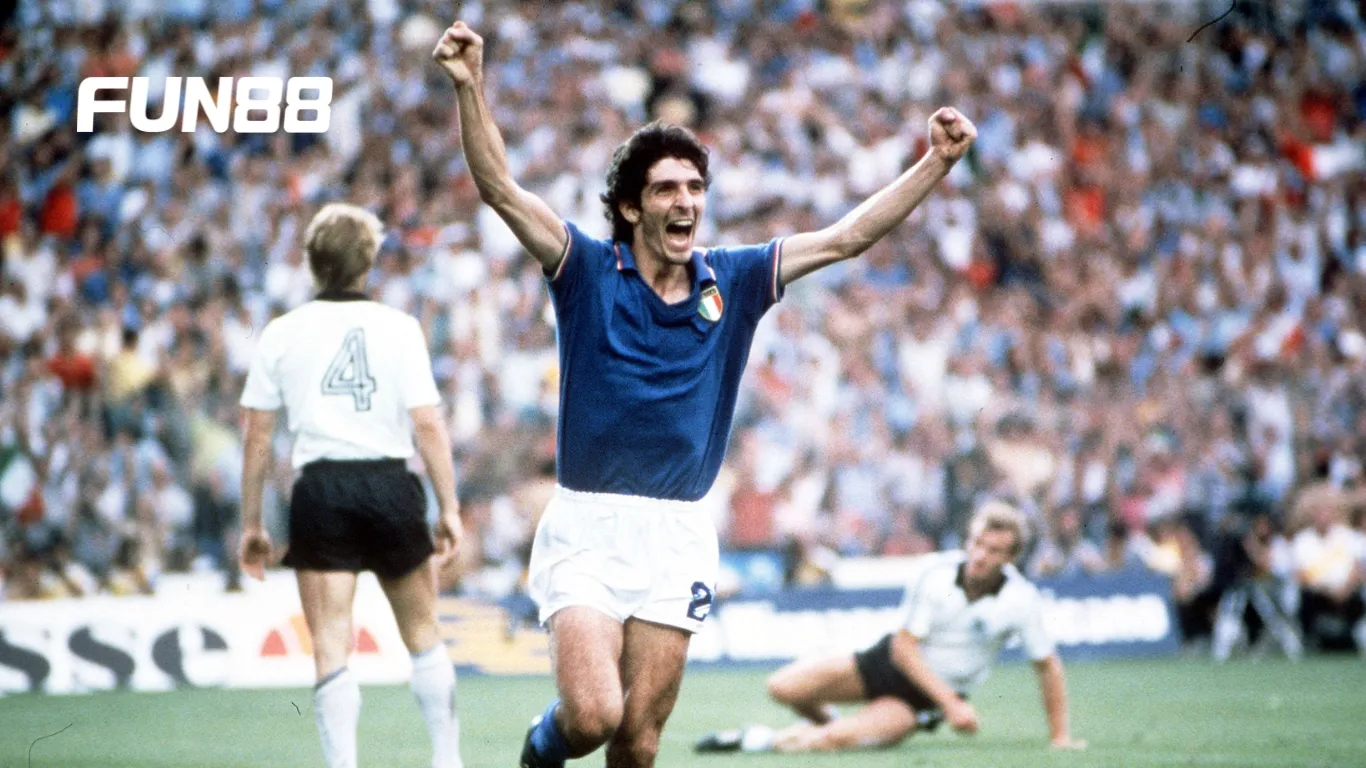 Paolo Rossi ăn mừng sau khi ghi bàn trong trận Ý 3-2 Brazil tại World Cup 1982