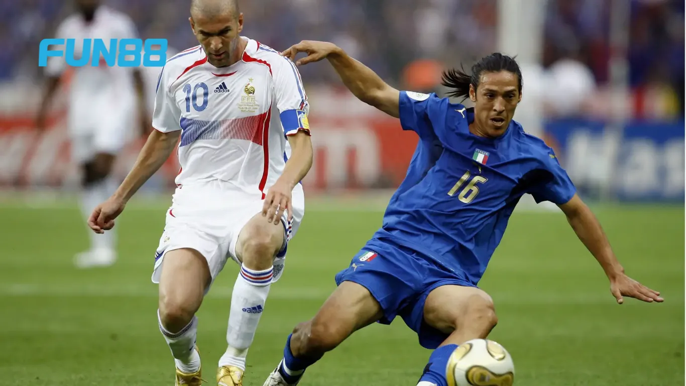 Zidane đối đầu Materazzi trong trận chung kết World Cup 2006 giữa Pháp và Ý