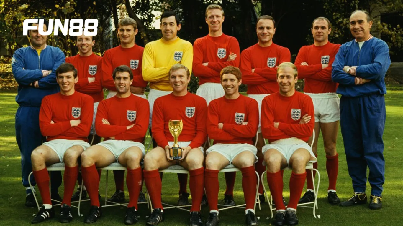 Đội tuyển Anh nâng cúp Jules Rimet sau chiến thắng 4-2 trước Tây Đức tại World Cup 1966