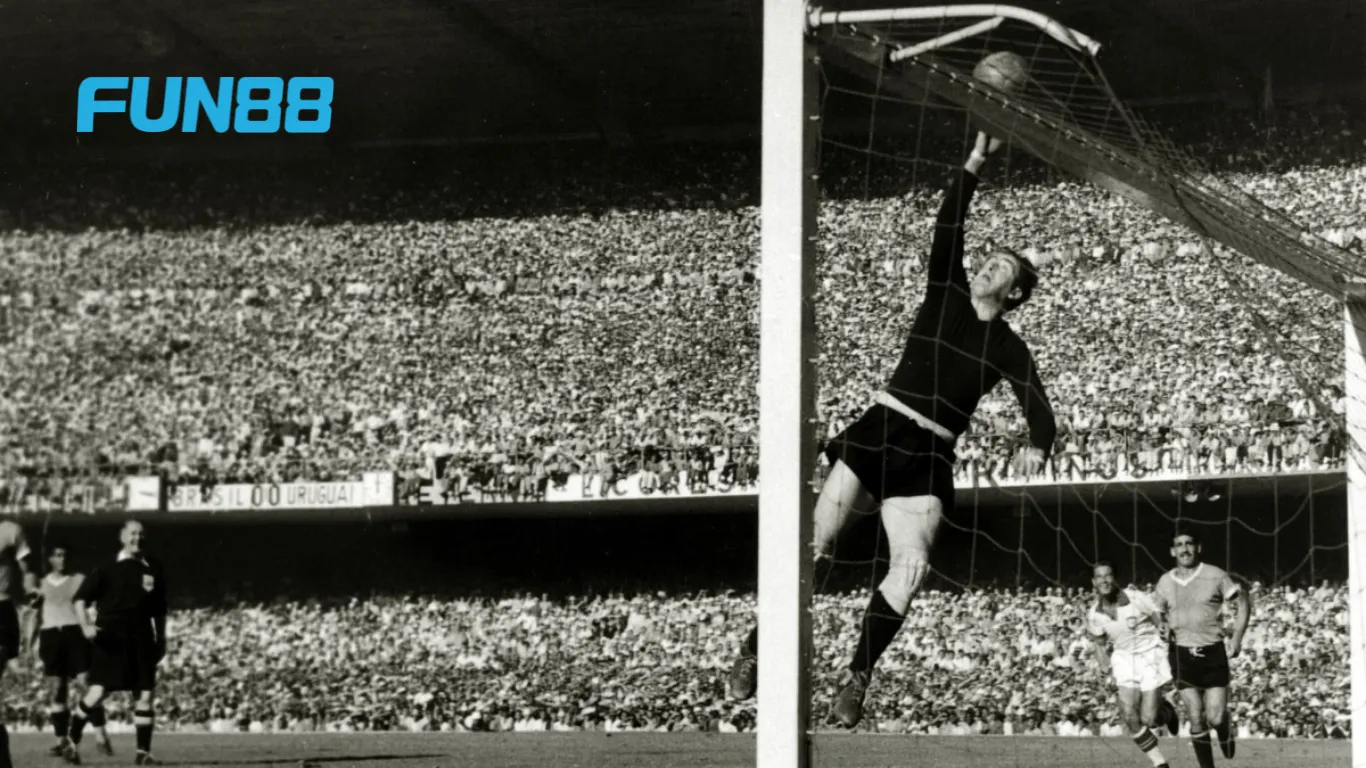 Thủ môn Barbosa bất lực khi bóng vào lưới trong trận Uruguay 2-1 Brazil tại World Cup 1950