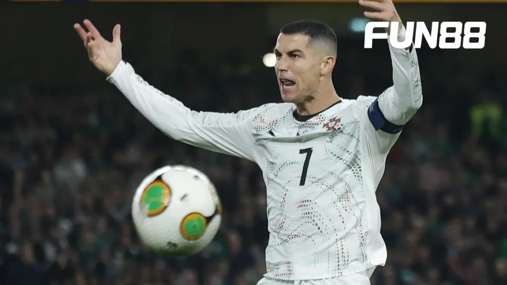 Khoảnh khắc Ronaldo nhận thẻ đỏ trực tiếp sau pha va chạm với O’Shea